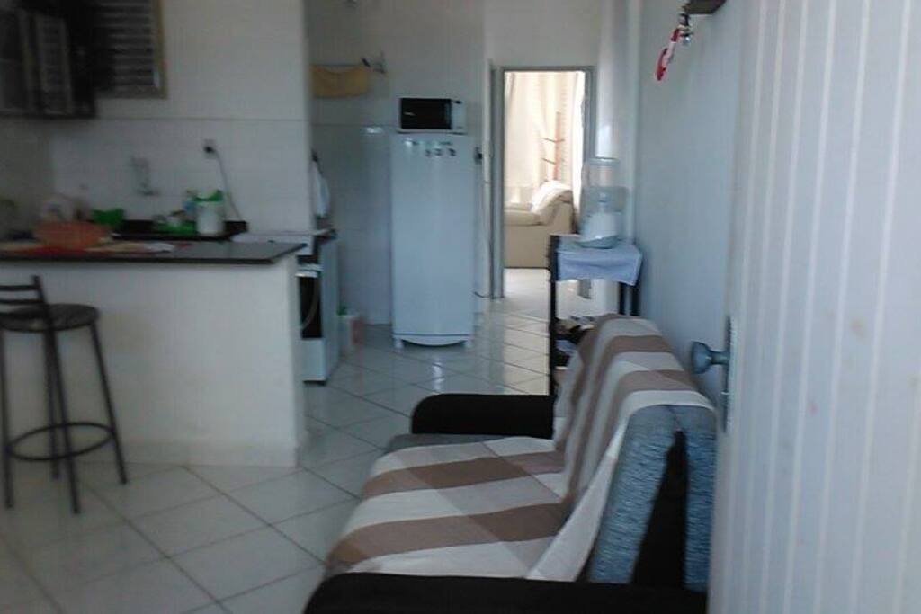 Cozinha toda equipada com talheres, microondas, cafeteira, sanduicheira...