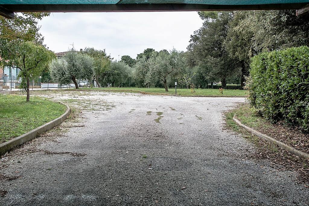 Parcheggio recintato : 5 auto