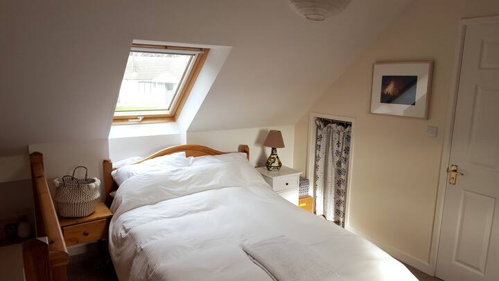 غرفة نوم كبيرة في الطابق العلوي 