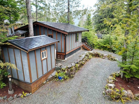 Port Place Cabin/Bunkhouse on a overlooking bluff
