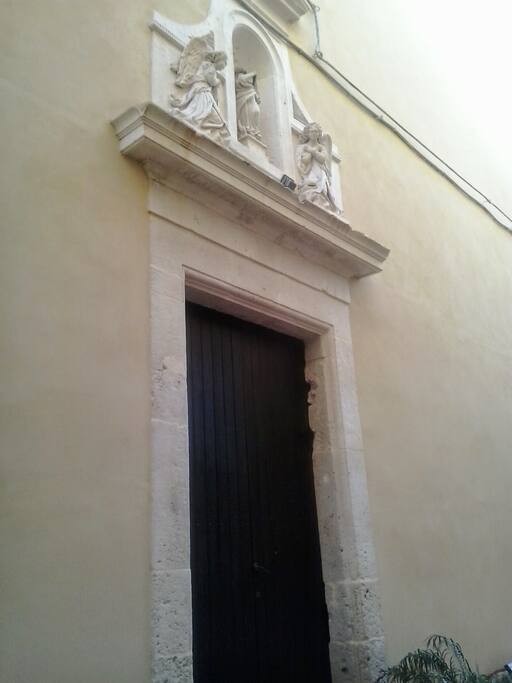 Edicola del 1400 di fronte portone