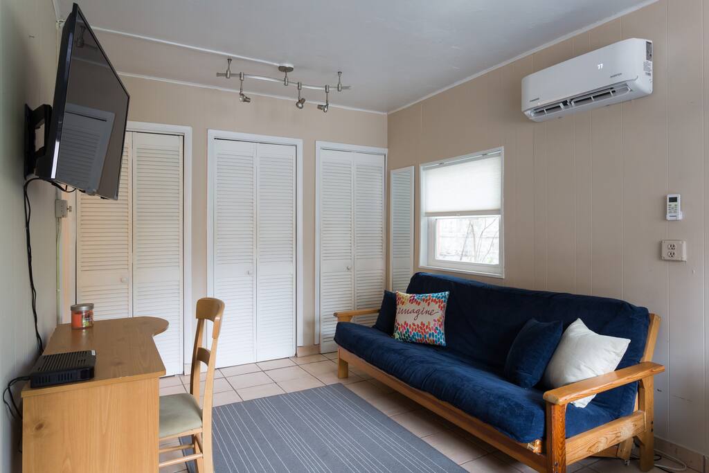 New AC unit keeps the cottage super cool. Lounge and watch your favorite shows on Netflix or Amazon from our smart TV.