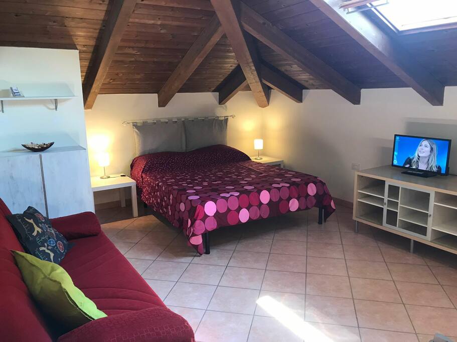 Camera Matrimoniale con Divano Letto e TV