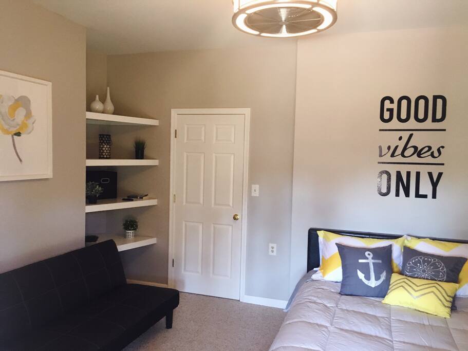 Queen bed & Separate futon