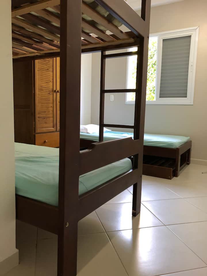Dormitorio para huéspedes con camas y colchones para un máximo de 5 personas.