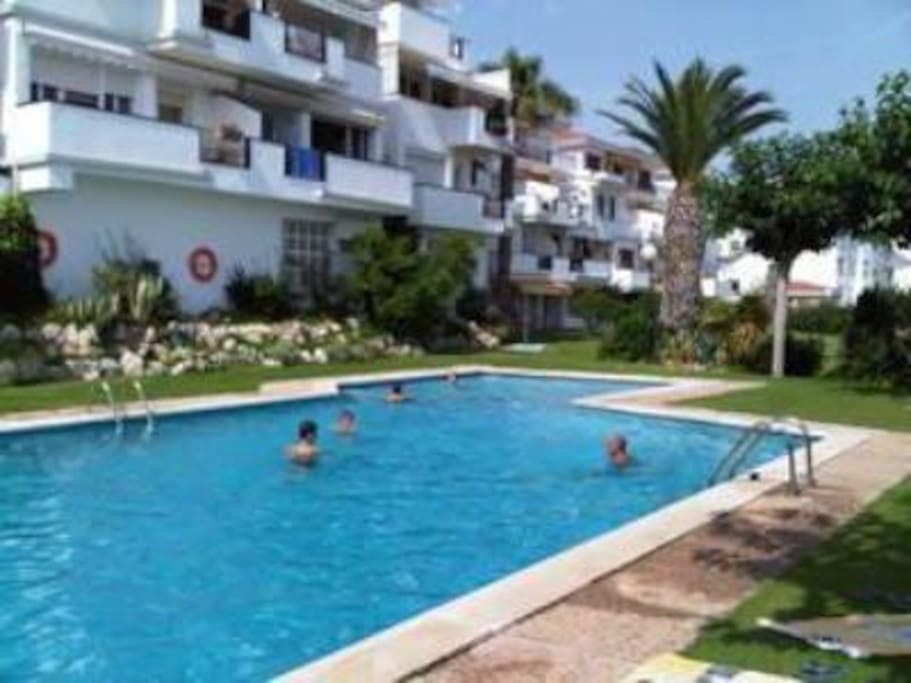 Community-private swimming pool (private for the neighbors), free use for the tenants