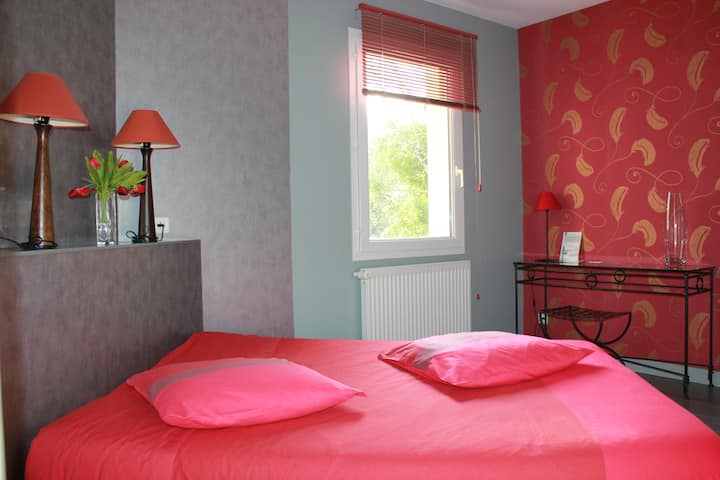 La chambre double avec lit de 140. Placard de rangement, penderie..