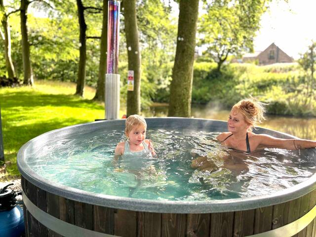 Luxury Barn Conversion-10pl/PrivateLake/HotTub gallery image 3