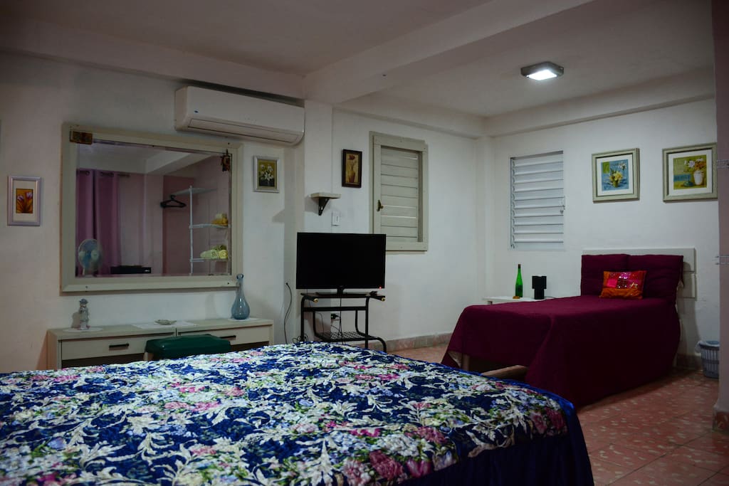 Espaciosa y confortable habitacion doble, con cama personal y matrimonial