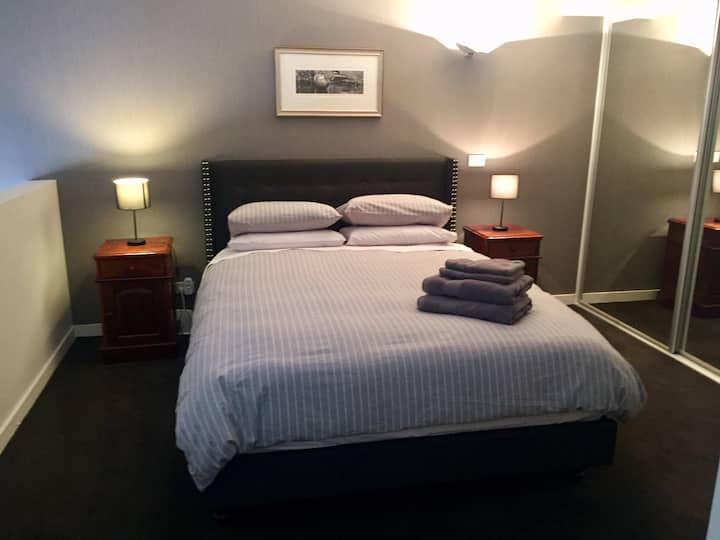 เตียงและหัวเตียงใหม่สวยงามพื้นที่ตู้ฟรีและมีที่ว่างมากมายสำหรับกระเป๋าของคุณ