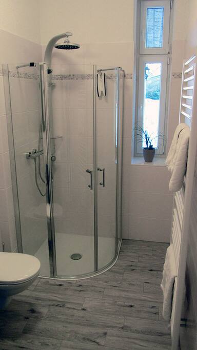 Eine ebenerdige Dusche mit Regenschauer-Duschkopf