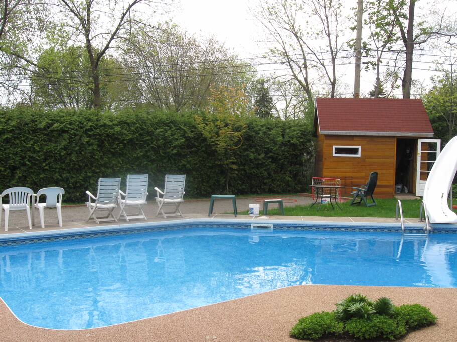 grande piscine creusée, non chauffée.