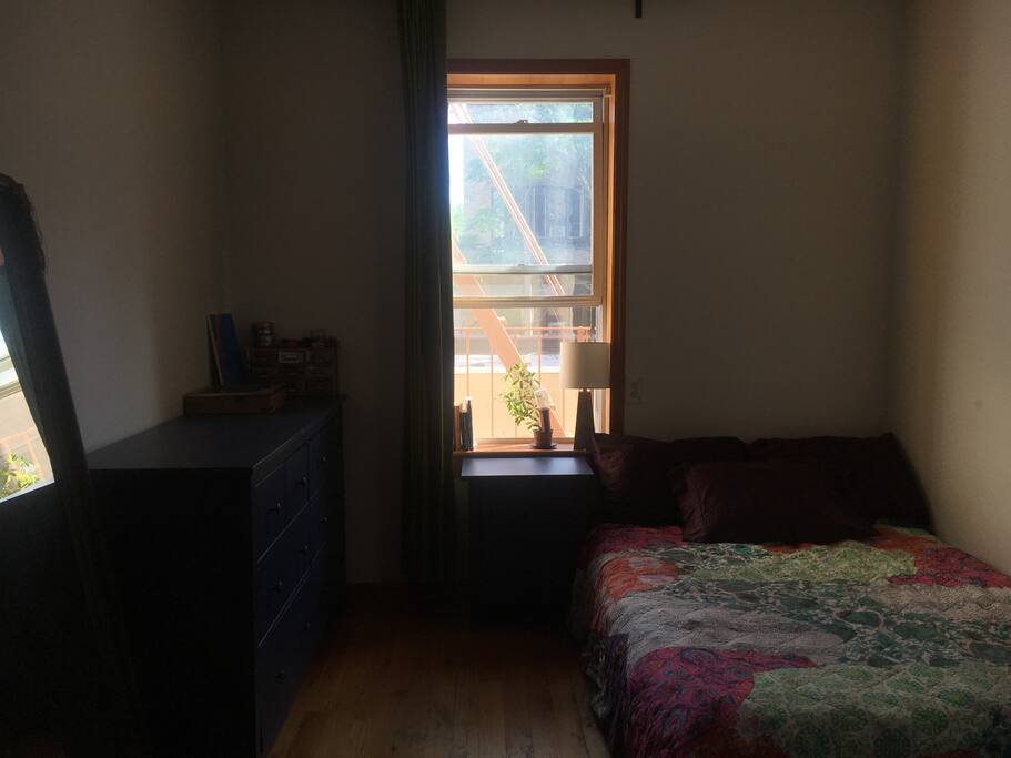 overview of the room (front view)
