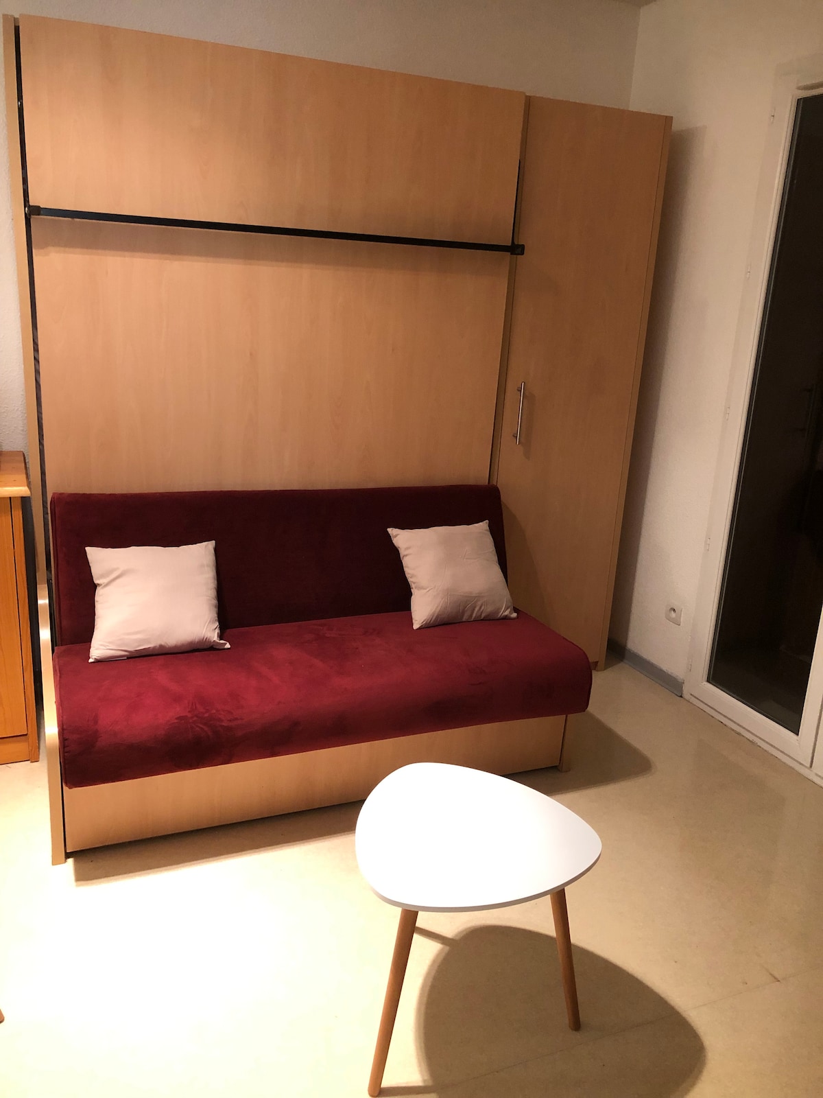 Каучот на спуштање се претвора во вистински кревет од 140 кревета.