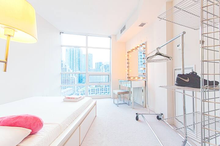 Elegant 2 BD Waterfront Condo Downtown Toronto gallery image 5