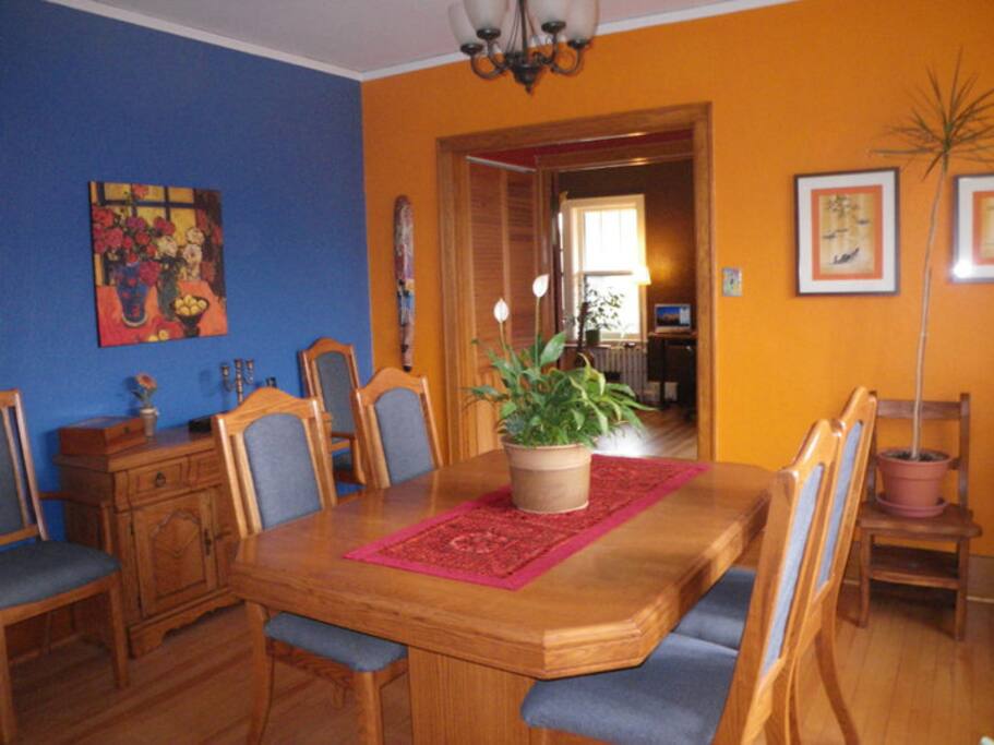 Salle à diner avec divan