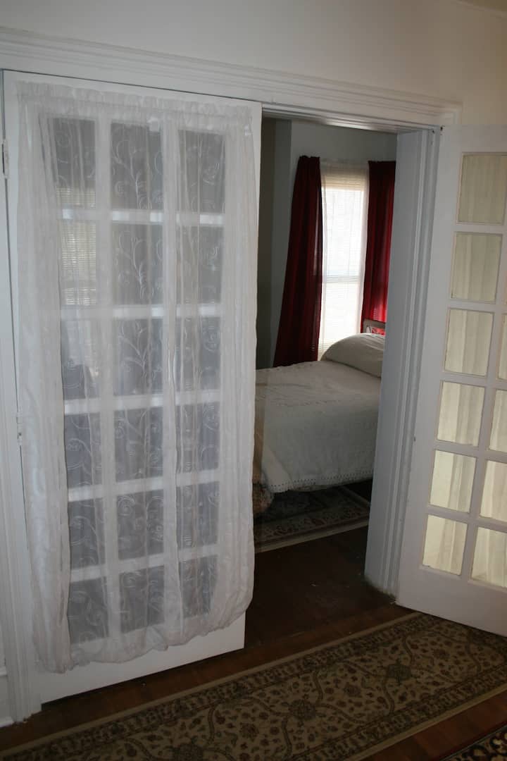 Dormitorio blanco con puertas francesas
