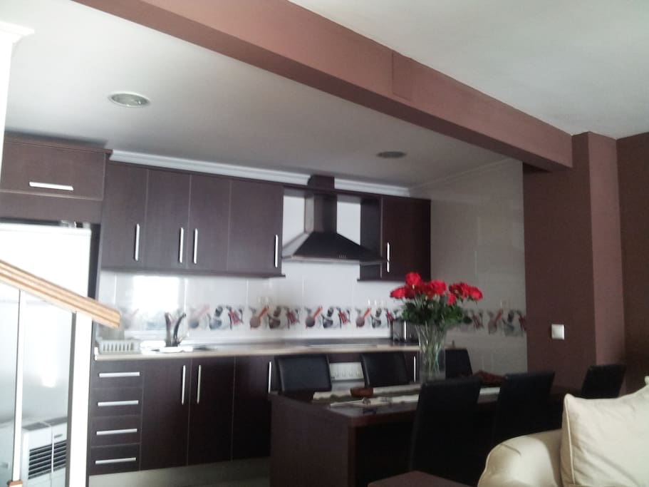 Cocina, comunicada con el salón