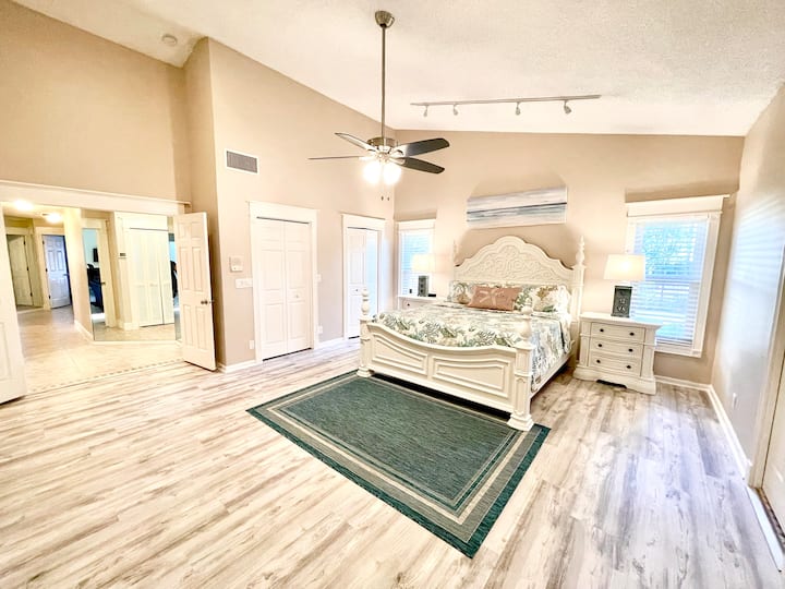 El espacioso dormitorio principal tiene una cómoda cama tamaño king además de un increíble baño equipado con una bañera profunda. El dormitorio tiene su propio televisor inteligente que permite pasar tiempo en privado disfrutando de programas o viendo películas lejos del resto de la casa.