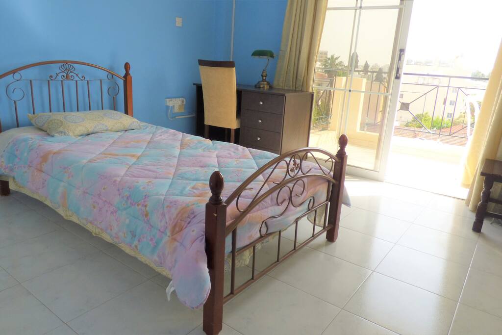 Single bed and elegant desk for those who need a space to work