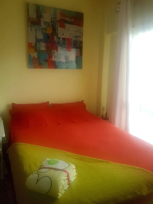 Cama com colchão de molas ortopédico e em perfeito estado.