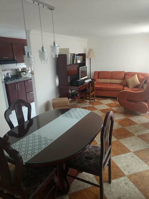 Sala-Comedor y cocina de uso para los huéspedes.