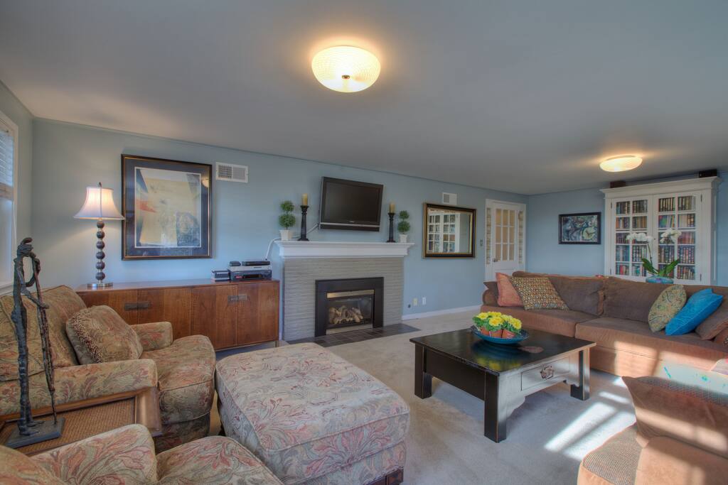 Gas fireplace.
Flat screen TV, full cable, streaming, wifi, dozens of DVDs & Children's VHS tapes
