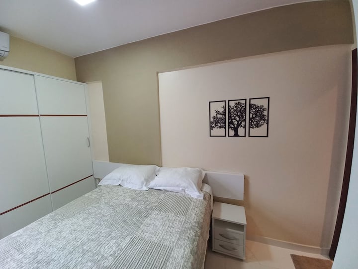  מיטה זוגית עם  מלתחה, מתלה בגדים ושידה.