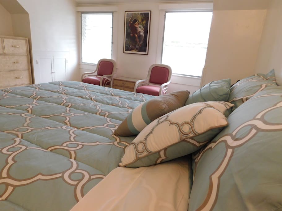 Queen Bed and Sitting Area