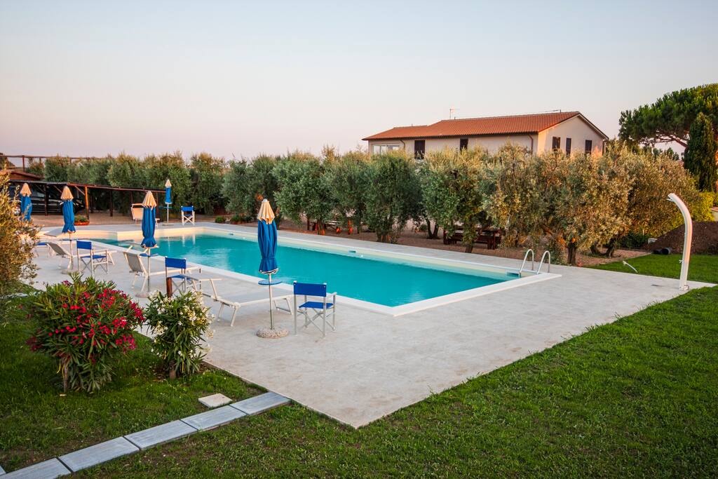 The large private pool of the House - L'ampia piscina privata della Casa