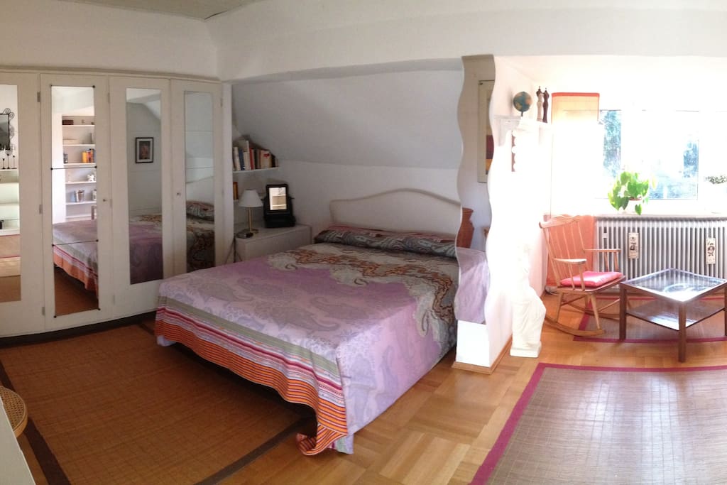 Schlafzimmer mit Fensternische sorgt für schönes Licht
