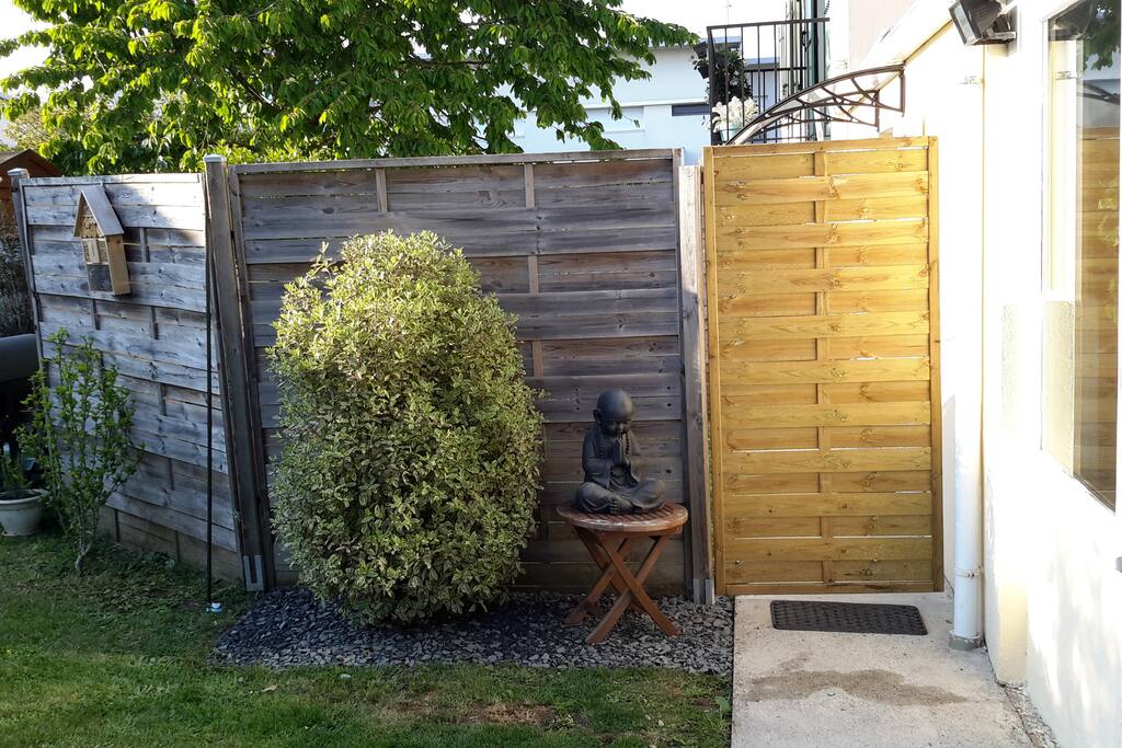 Entrée privative : studio et petit jardin