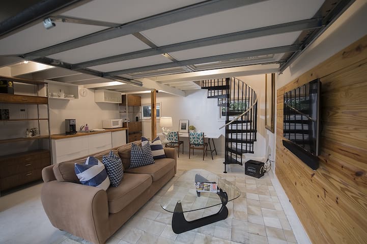 The Captain's Quarters o|--)