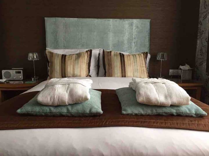 Bleu sarcelle, notre double salle de bain attenante au rez-de-ch 