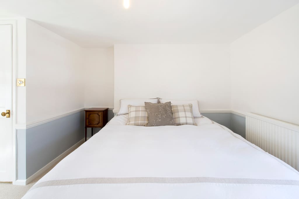 Master bedroom (Superking bed)
