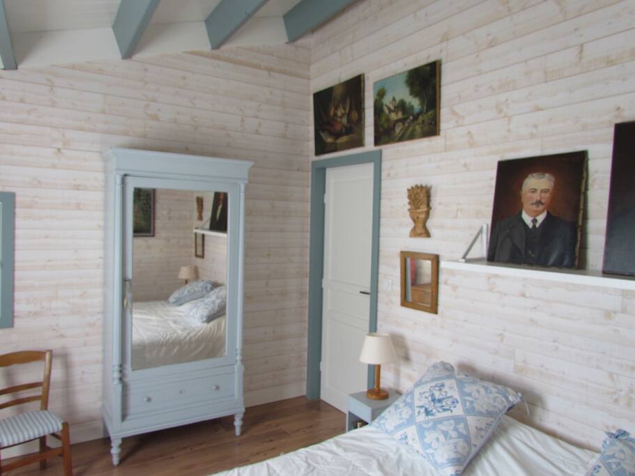 Grande chambre avec armoire et commode pour les rangements