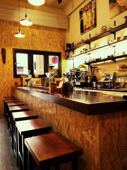1F coffee area- long bar