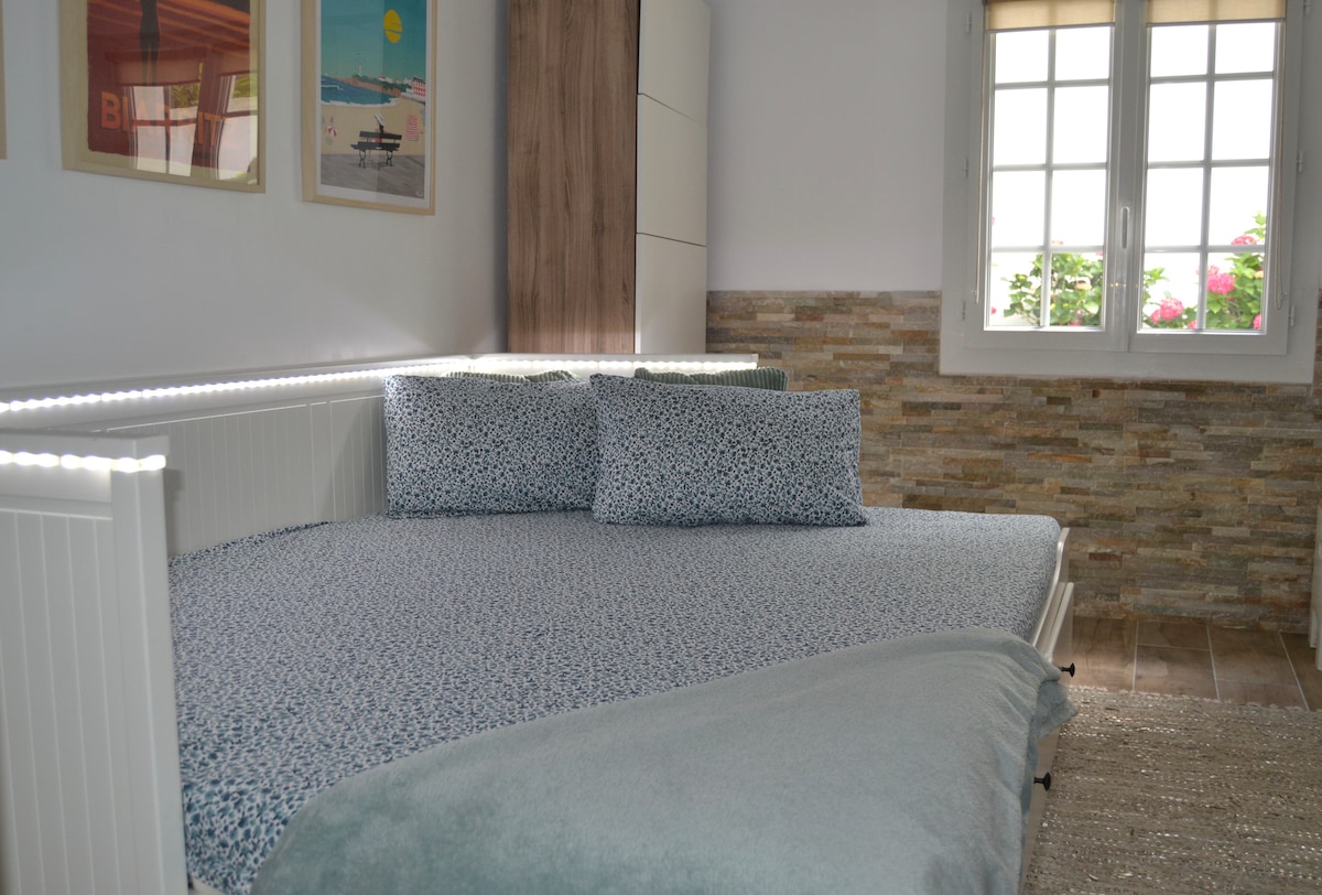 מיטה מתקפלת עם שתי כריות ושמיכת פוך.
מיטה מתקפלת: 160x200