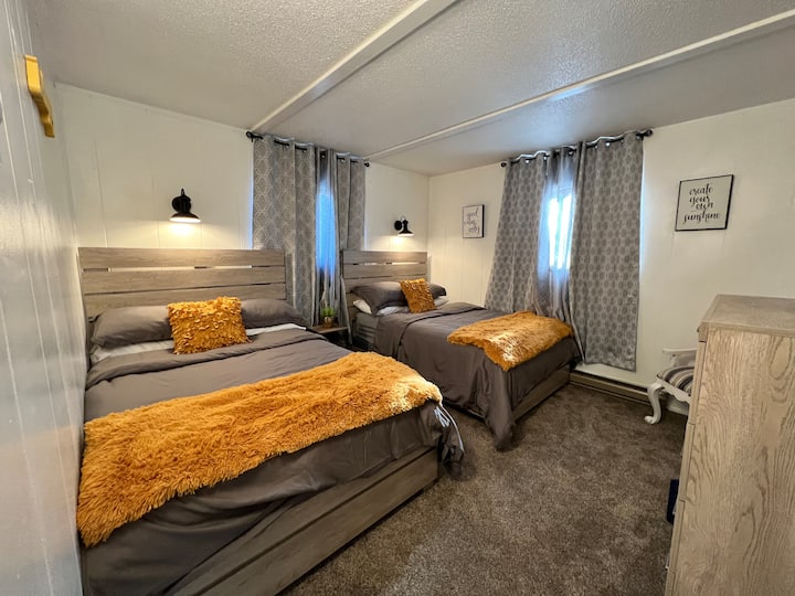 Segundo piso: Sunshine Room: prepárate para descansar en la máxima comodidad de DOS camas dobles. 