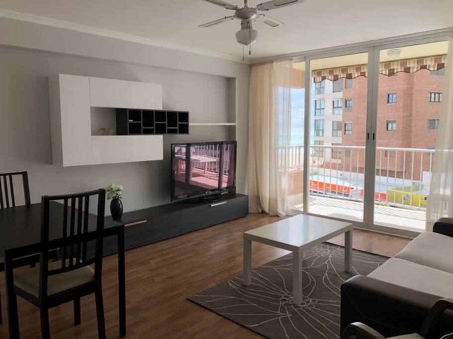 Salon comedor con gran TV y vistas