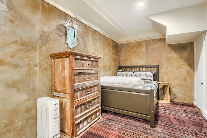 Trae a los niños. O otra pareja. Hay espacio para cuatro en tu Wash Park Speakeasy Denver Airbnb.