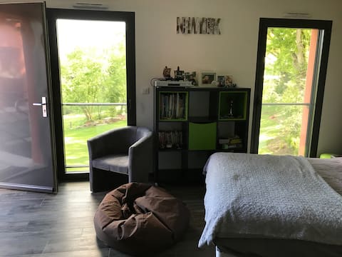 Independent studio in town and surrounded by nature.