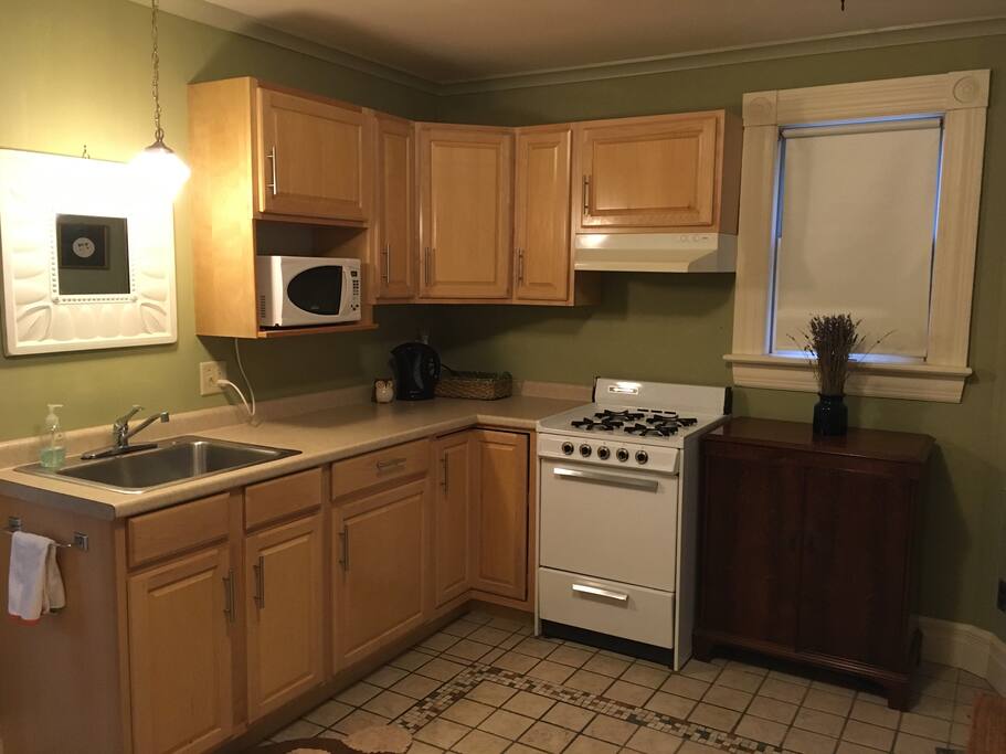 Fully equipped kitchen, including a full size refrigerator (not shown)