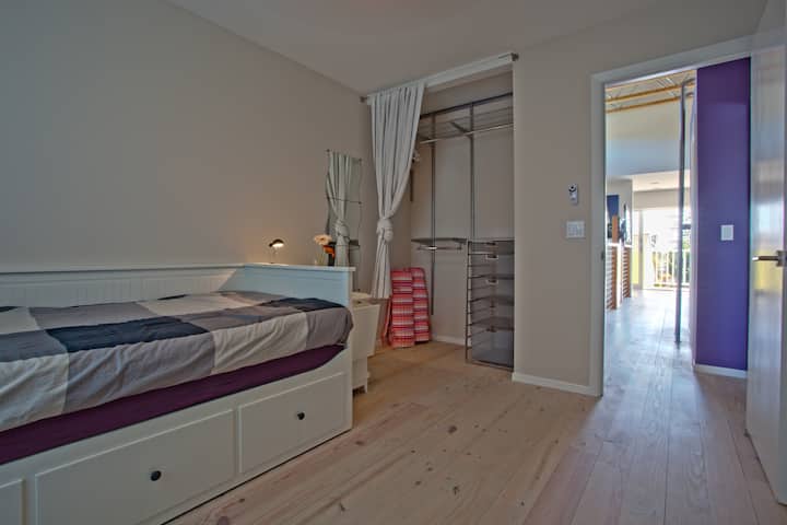 Segundo quarto com cama de solteiro que se transforma em uma cama queen size!