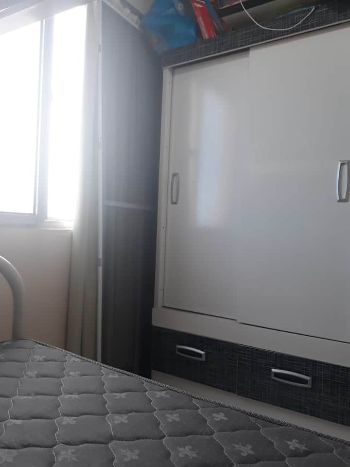 غرفة مزدوجة ، مع سرير بطابقين وسرير إضافي وخزانة ملابس وتلفزيون ومروحة. جميع المراتب جديدة.