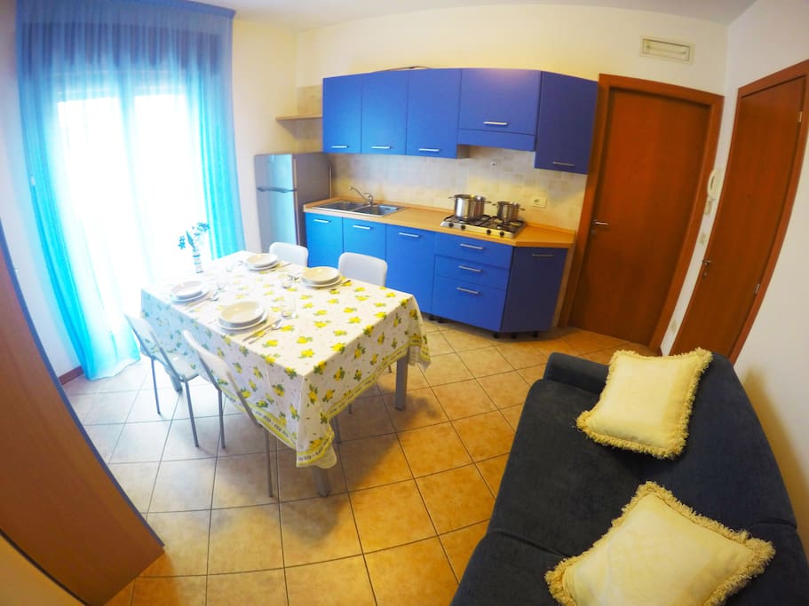soggiorno-cucina con divano letto