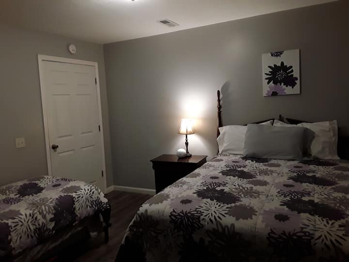 Bedroom #2 Sleeps 3. 1 comfy queen size bed and 1 single bed. Clean linens and extra blankets. Clothes hanging rod with hangers.