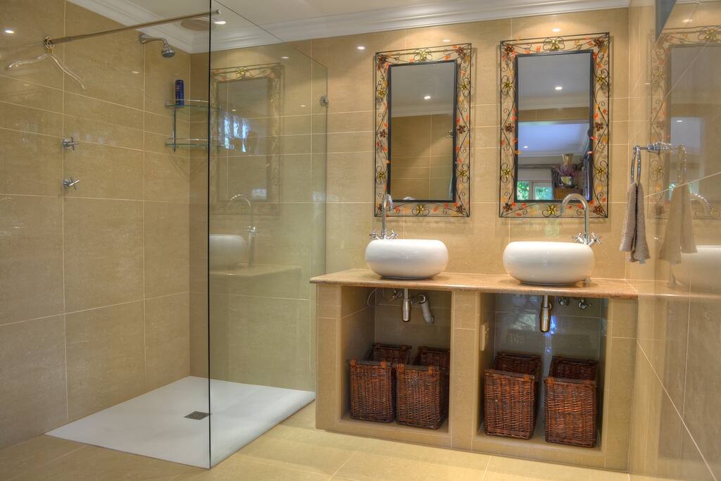 LUXURY BATH