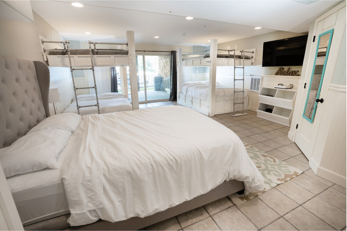 GLAVNI SMJEŠTAJ - donja etaža - 1 bračni krevet (160x200), 2 bračna kreveta (180x200), 1 bračni krevet (180x200), 1 bračni krevet (