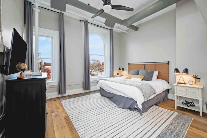 Este dormitorio grande es el primero de 3.  Tiene grandes viudas con vistas a Cass St.